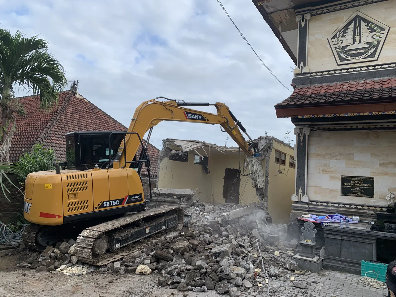Dump truck JKR angkut material proyek konstruksi Bali – foto 6