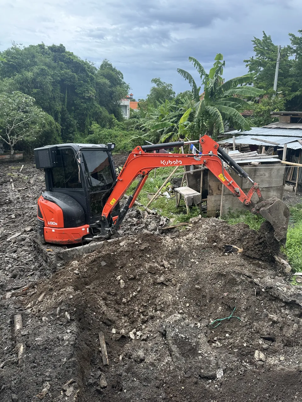 Dump truck JKR angkut material proyek konstruksi Bali – foto 46