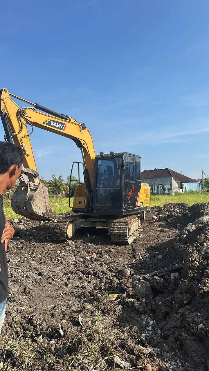 Excavator JKR galian fondasi proyek hunian Bali – foto 59